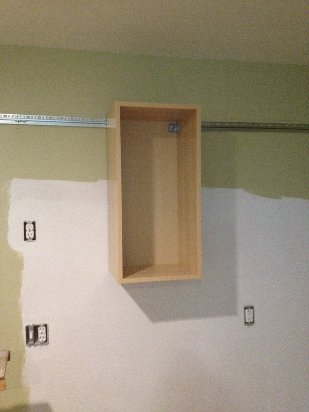  повесить на стену шкаф: крепление на монтажную рейку на стену из .